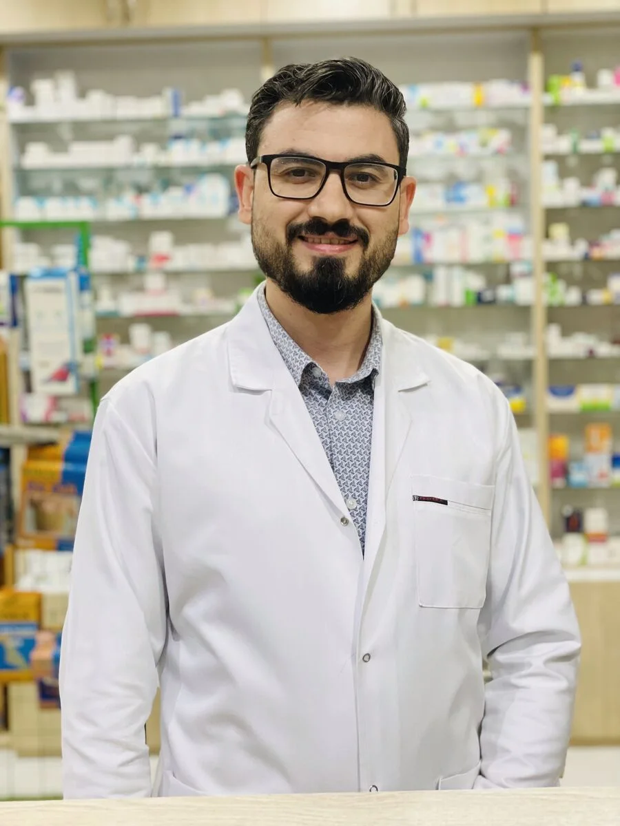 د. محمد غريب بالبالطو الأبيض داخل الصيدلية